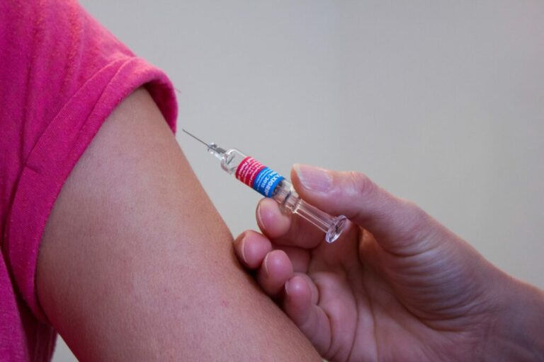 Obrázek článku Posilující dávky vakcín proti koronaviru mohou škodit imunitě