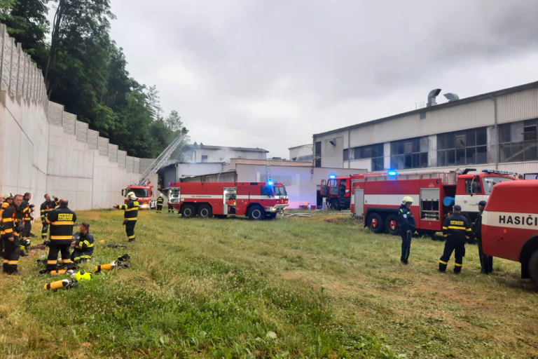 Obrázek článku Požár v areálu firmy Veba v Broumově zaměstnal hasiče