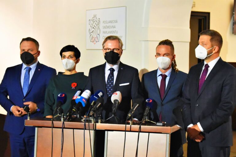 Obrázek článku Zmanipulované volby v Česku. Tisíce lidí požadují demisi vlády