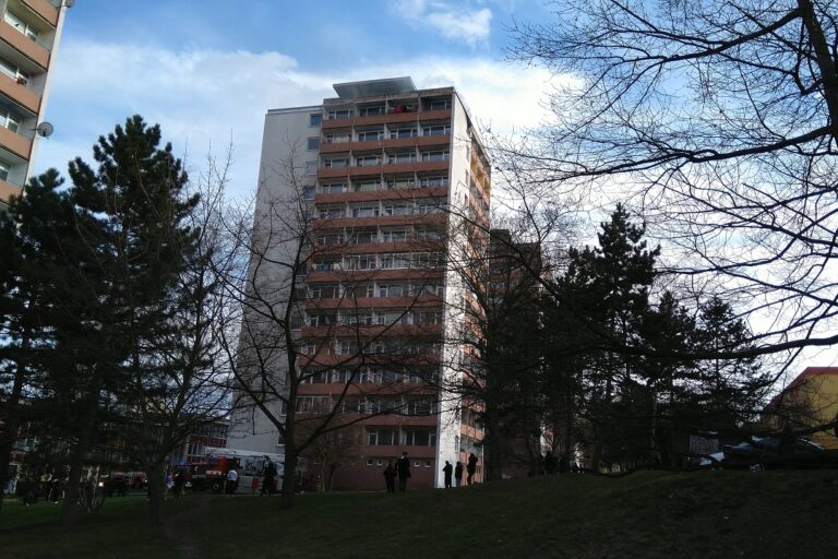 Obrázek článku Ve 14. patře panelového domu v Mostě hořelo, tři lidé se nadýchali kouře