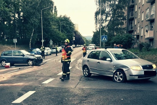 Obrázek článku Nehoda dvou vozidel v Litvínově zaměstnala záchranné složky