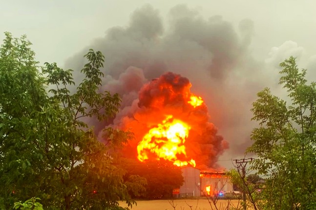 Obrázek článku Požár haly s uskladněným hořlavým materiálem v obci Zápy zaměstnal hasiče
