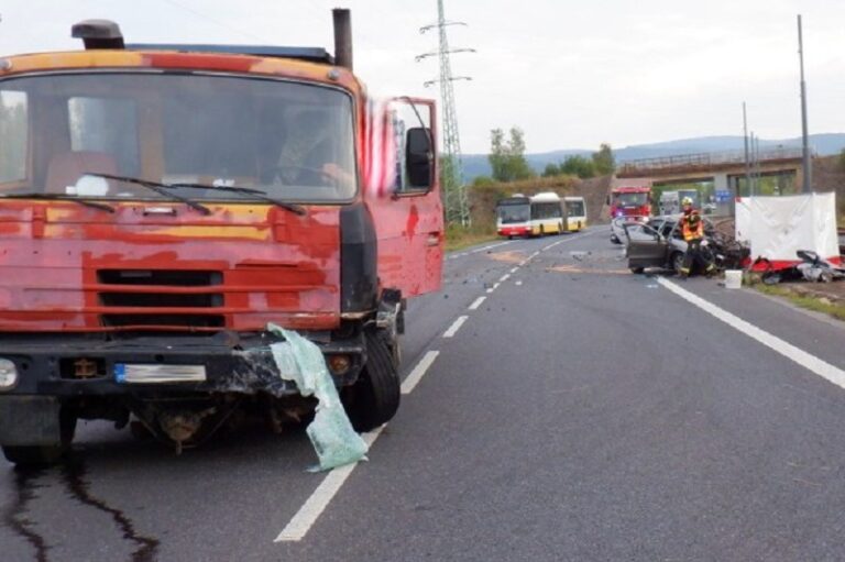 Obrázek článku Nehoda tří vozidel v Litvínově měla tragické následky