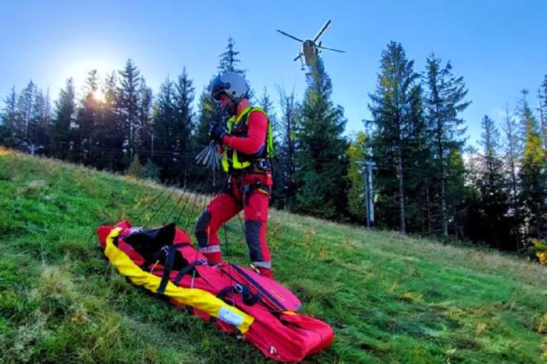 Obrázek článku V Beskydech se zřítil paraglidista, do nemocnice ho transportoval vrtulník