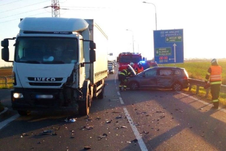 Obrázek článku Na Královéhradecku se střetlo nákladní vozidlo s osobním automobilem