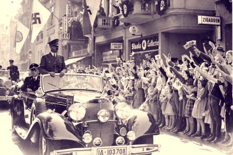 Obrázek článku Ztracené deníky Adolfa Hitlera. Jedná se o vzácný objev, nebo o historickou imitaci?
