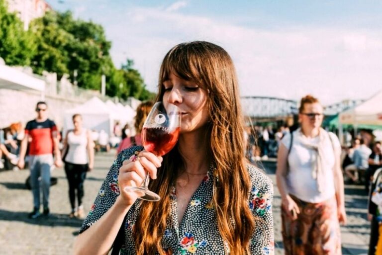 Obrázek článku 25 vinařů dorazí do Prahy. Dovezou sedm tisíc lahví růžového vína