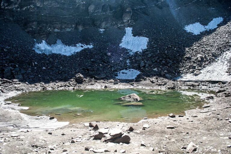 Obrázek článku Himálajské jezero smrti: proč jsou stovky těl ukryty pod ledem v Roopkundu?
