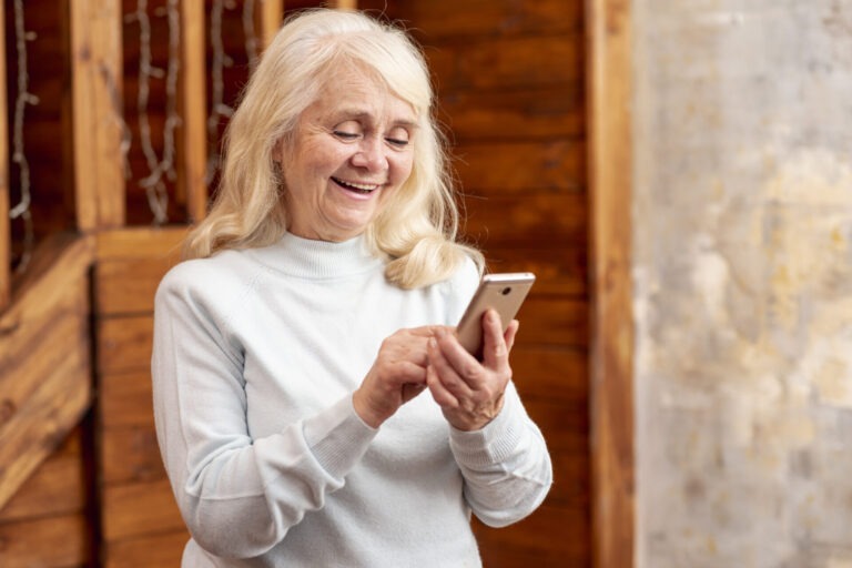 Obrázek článku Vyhlašujeme 3 nejlepší mobily pro seniory. Stojí jen pár korun, ale fungují lépe než drahé