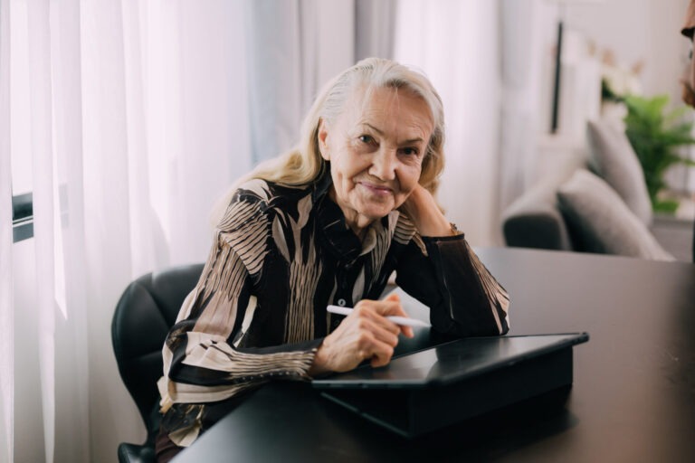 Obrázek článku Senioři s občasnými přivýdělky si v roce 2026 polepší. Musí si jen dát pozor, aby se vešli do stanoveného limitu