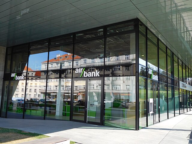 Obrázek článku Banky v Česku mění pravidla a lidé mohou ušetřit na poplatcích. Češi o tom zatím většinou neví a budou příjemně překvapení