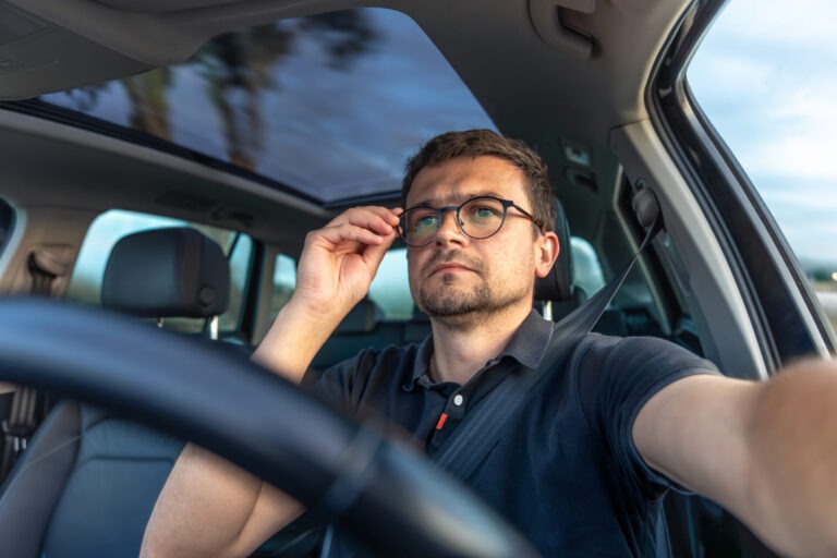 Obrázek článku Řidiči s brýlemi musí v Česku dodržovat speciální pravidla. Velká část z nich to ani neví a riskují tučné pokuty