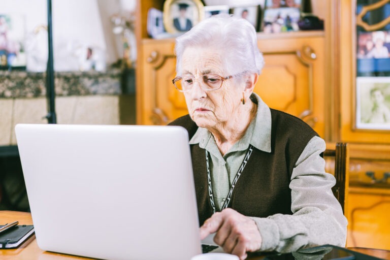 Obrázek článku Českem se šíří další podvod na seniory. Nešťastná důchodkyně přišla o 2 miliony a napálit se nechali i ti nejchytřejší