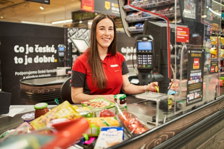 Obrázek článku Supermarkety v Česku zvyšují výplaty. PENNY nabízí prodavačkám 33 800 Kč a Lidl dokonce 35 350 Kč