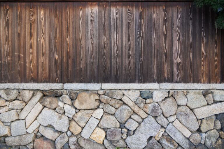 Obrázek článku Plot už nemusíte natírat zbytečně každý rok. Tahle metoda z Japonska ho ochrání i na 40 let bez jediného nátěru