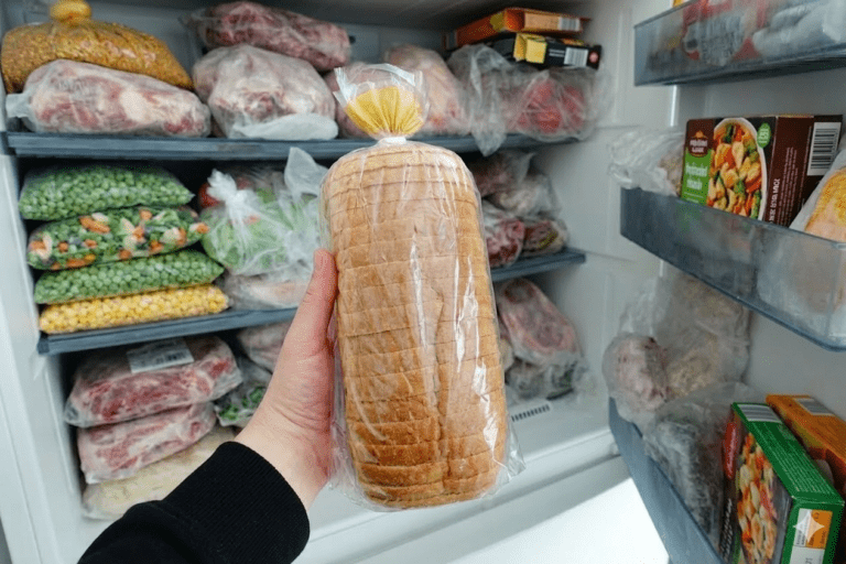 Obrázek článku Češi ve velkém schovávají pečivo do mrazáku. Když ho zabalíte podle návodu, vydrží čerstvé i 6 měsíců