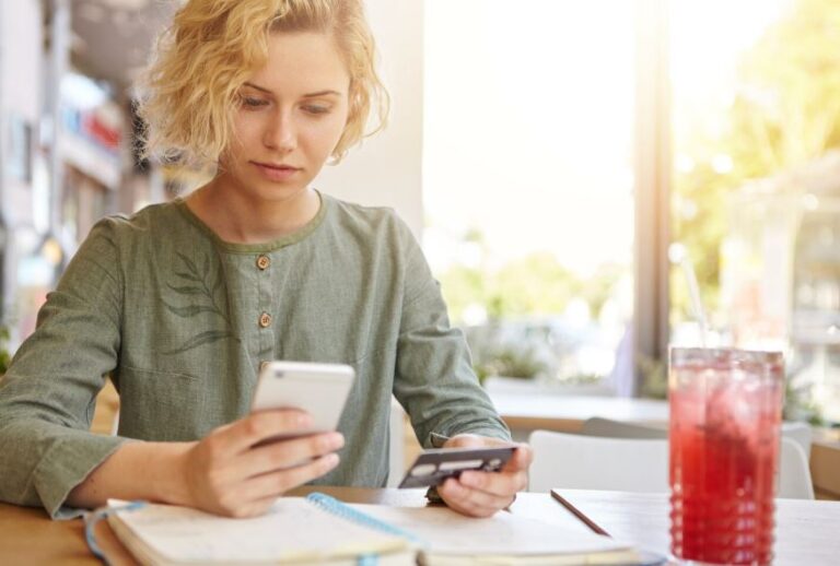 Obrázek článku Češi pořád dokola opakují chyby, které jim zdražují mobilní tarify. Když se jim vyhnete, ušetříte i 500 Kč měsíčně