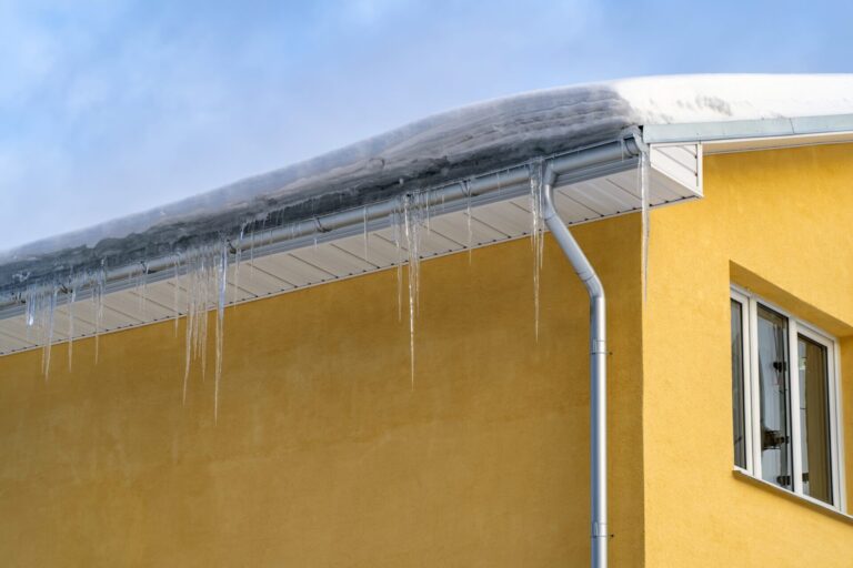 Obrázek článku Za špatně umístěné okapy hrozí v Česku pokuta i 100 000 Kč. Většina lidí vůbec neví, že dělají něco blbě