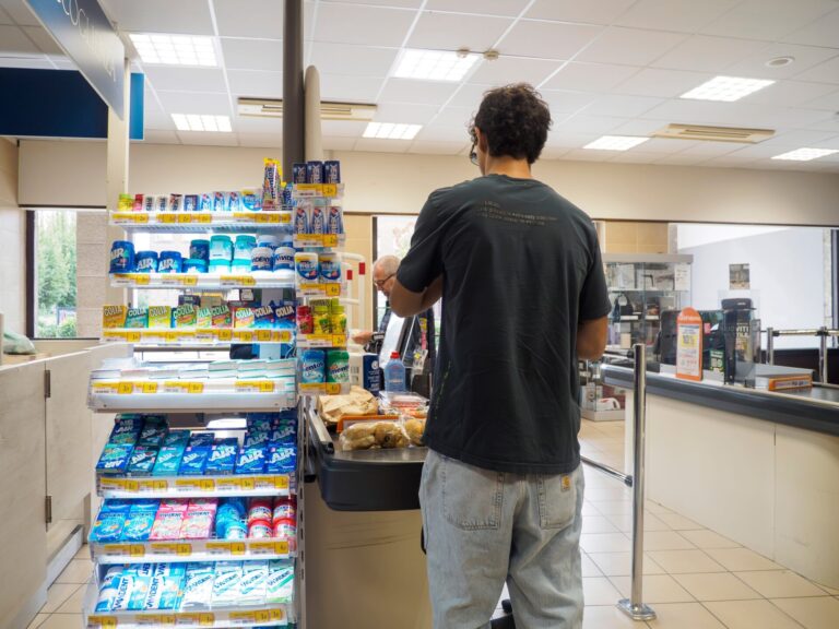 Obrázek článku Češi nemají tušení, že pod pokladním pásem v obchodě je zrcadlo a neví, k čemu slouží