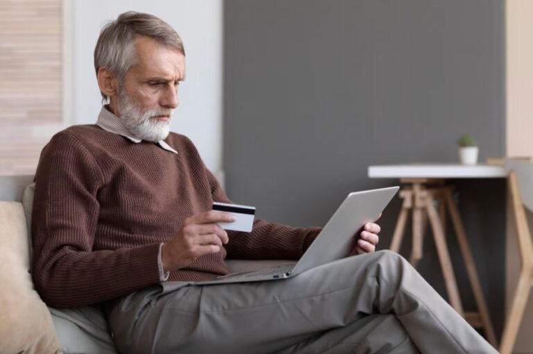 Obrázek článku Podvodníci v Česku zase řadí: oberou seniory klidně o 500 tisíc Kč a často naletí i ti, u kterých by to nikdo nečekal