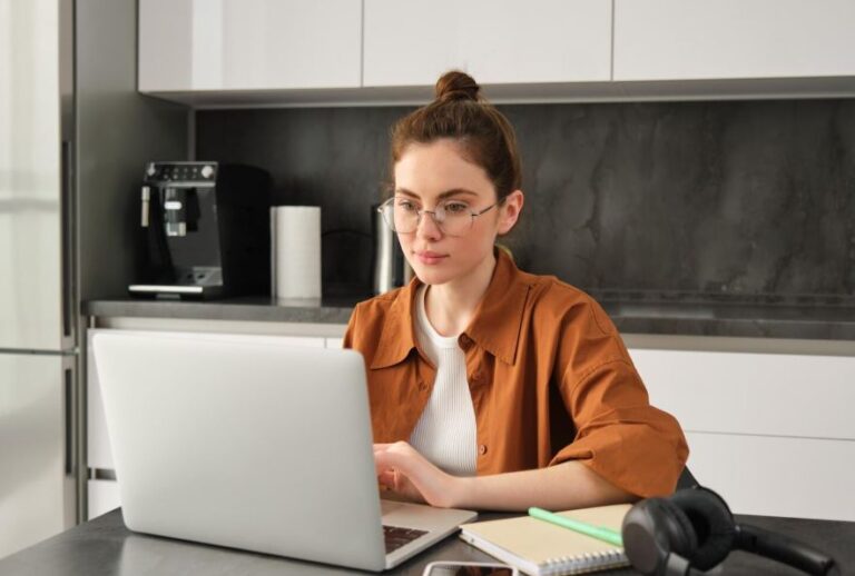 Obrázek článku Češi přišli na geniální způsob práce z domu. Dělají pro německé firmy na dálku a vydělají si klidně dvojnásobek průměrné české mzdy