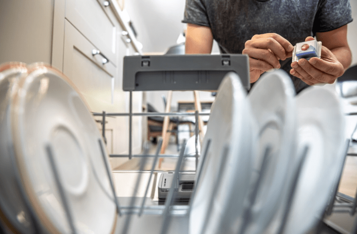 Obrázek článku Češi přišli na trik s tabletou do myčky. Používají ji na čištění mísy WC a ta se během 1 minuty leskne jako nová