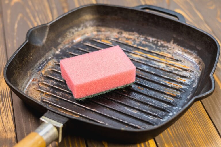 Obrázek článku Houbička v kuchyni skrývá problém s bakteriemi, o kterém většina Čechů netuší. Vyhoďte ji, než bude pozdě