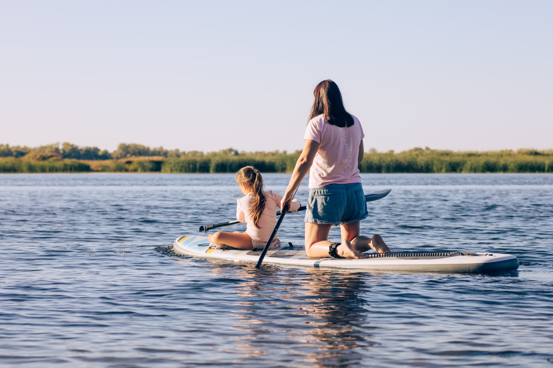 Na Senftenberském jezeře si lze půjčit paddleboard, kajak i plachetnici, začátečníky učí místní školy plachtění. Ilustrační foto. Zdroj: Magnific.
