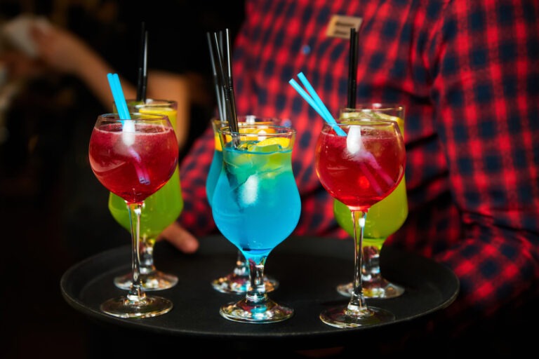 Obrázek článku Odborníci prozradili, po kterém alkoholu se nejvíc přibírá. Vyhněte se sladkým koktejlům a pivu se slanými pochutinami