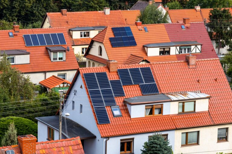 Obrázek článku Kolik ušetří rodina se solárními panely za 1 rok? Může to být klidně i 40 000 Kč